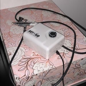Brand new art of air airbrush makeup kit!